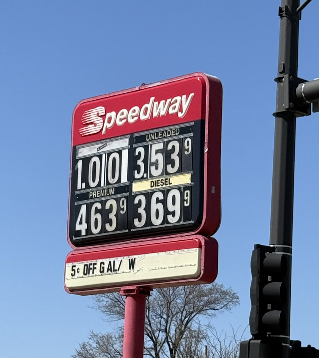 TrumpResults's tweet photo. 4/8/25 - Gas $3.53/gal (⬆️ $0.46/14.9% from $3.07 on 1/21/25); Milk $2.99/gal (Same as $2.99 on 1/21/25); Bacon $10.99 (Same as 10.99 on1/21/25); Eggs $4.99/doz (⬇️ $4/44.9% from $8.99 on 1/21/25). Total $22.50, ⬇️$3.54/13.6% from $26.04 when @RealDonaldTrump took office. https://t.co/HLSYVsoIrw