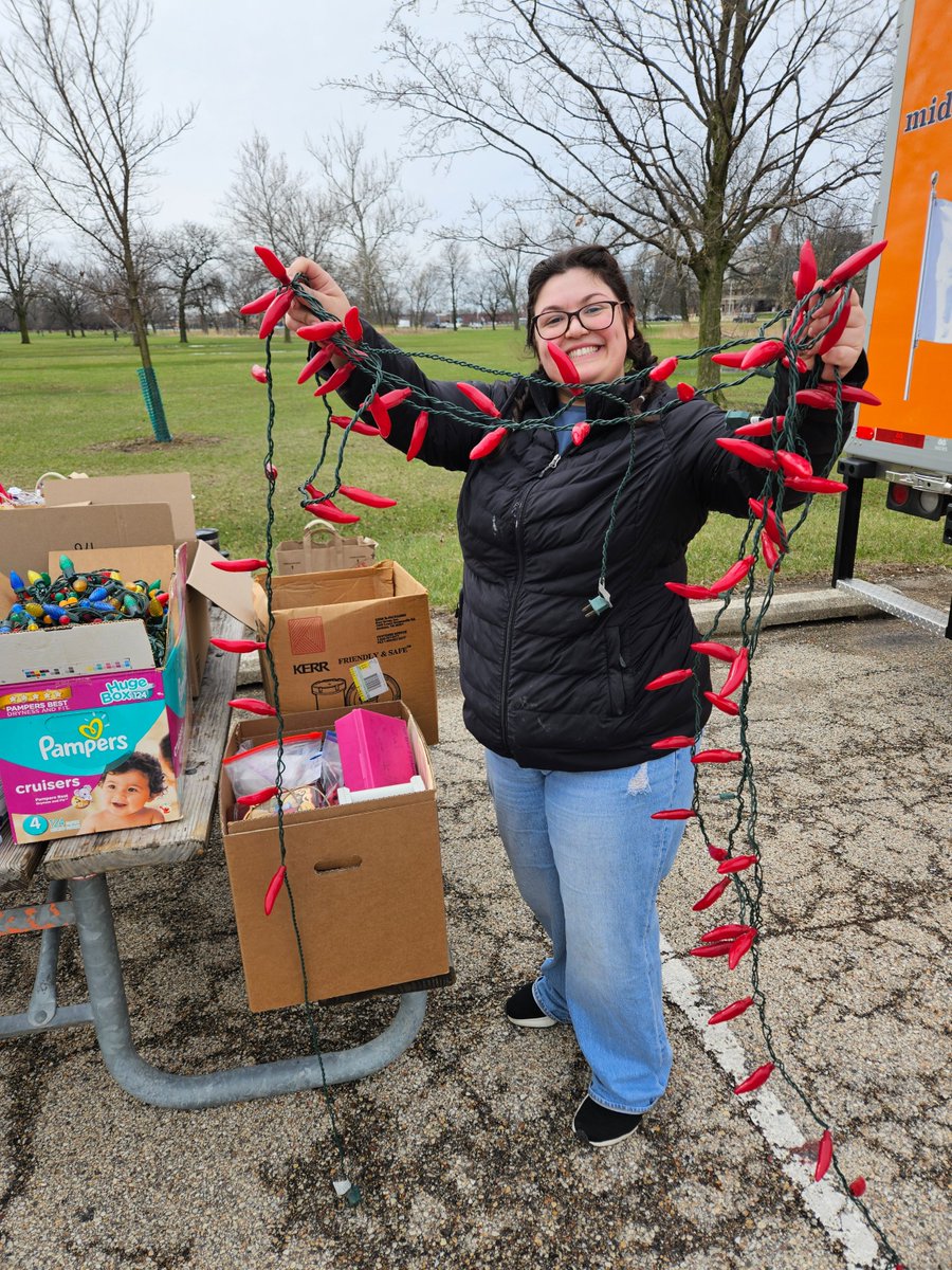 FPDCC's tweet photo. Trash or Treasure? 🗑️
Last weekend’s #TrashBash finds included:
🎮 Guitar Hero controller neck
🎻 A cello
🌶️ Chili pepper lights
🎭 Mannequin parts
Missed it? We’re back April 26, 9AM–12PM @ Dan Ryan Woods! ♻️
Info 👉 https://t.co/pTYwtb4Pby https://t.co/JA7QONiaB4