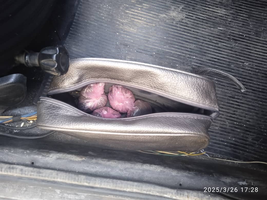DefendiendoCuba's tweet photo. Se detienen 4️⃣ ciudadanos que pretendían traficar marihuana en la capital, procedente de la Isla de la Juventud. 👇

El enfrentamiento a la droga es una prioridad para nuestro país.‼️Sin tregua contra este flagelo‼️

#ToleranciaCero 
#ContraLasDrogasSeGana
#DefendiendoCuba🇨🇺💪❤️ https://t.co/Y8MthgPGvG