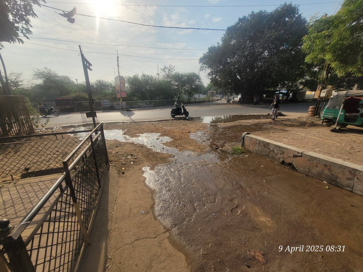 Vikas0898's tweet photo. 1 વર્ષ પછી પણ હજી સુધી વડોદરા કોર્પોરેશન દ્વારા કોઈ ધ્યાન આપવામાં આવ્યું નથી.. આ છે વડોદરા કોર્પોરેશન નો વિકાસ.... વડોદરા ની જનતા ને ગંદકીમાં રાખે છે. https://t.co/dypfekJ0sQ
