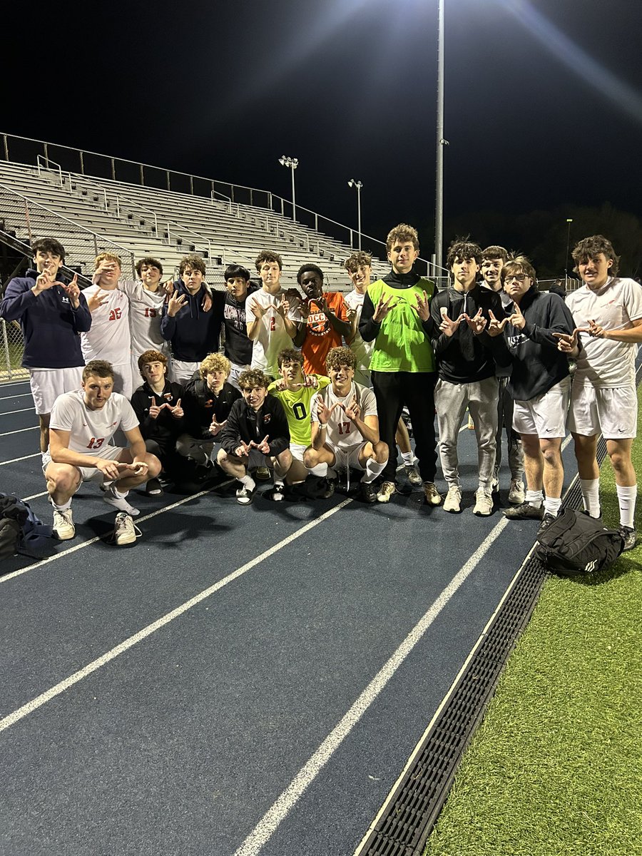 PowhatanBsoccer's tweet photo. Final from Varina!
Powhatan - 10 
Varina- 0

Goals by:
Dylan Mapes (x3) 
Lucas Mapes (x3) 
Christian Knight
Logan Thompson 
Matt Betz
Devin Howard

Assists by:
Jake Arnold (x3)
Dylan Mapes (x 2)
Brandon Barr
Lucas Mapes

We improve our record to 3-1 https://t.co/hPa7hWRIDO