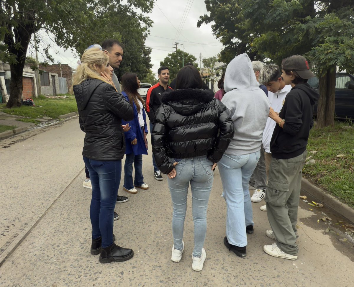 Hoy con parte del equipo de <a href="/nicomorzone/">Nicolás Morzone</a> y <a href="/proargentina/">PRO</a> estuvimos en #LaPlata recorriendo el barrio de Altos de San Lorenzo para charlar con los vecinos y escuchar sus preocupaciones.