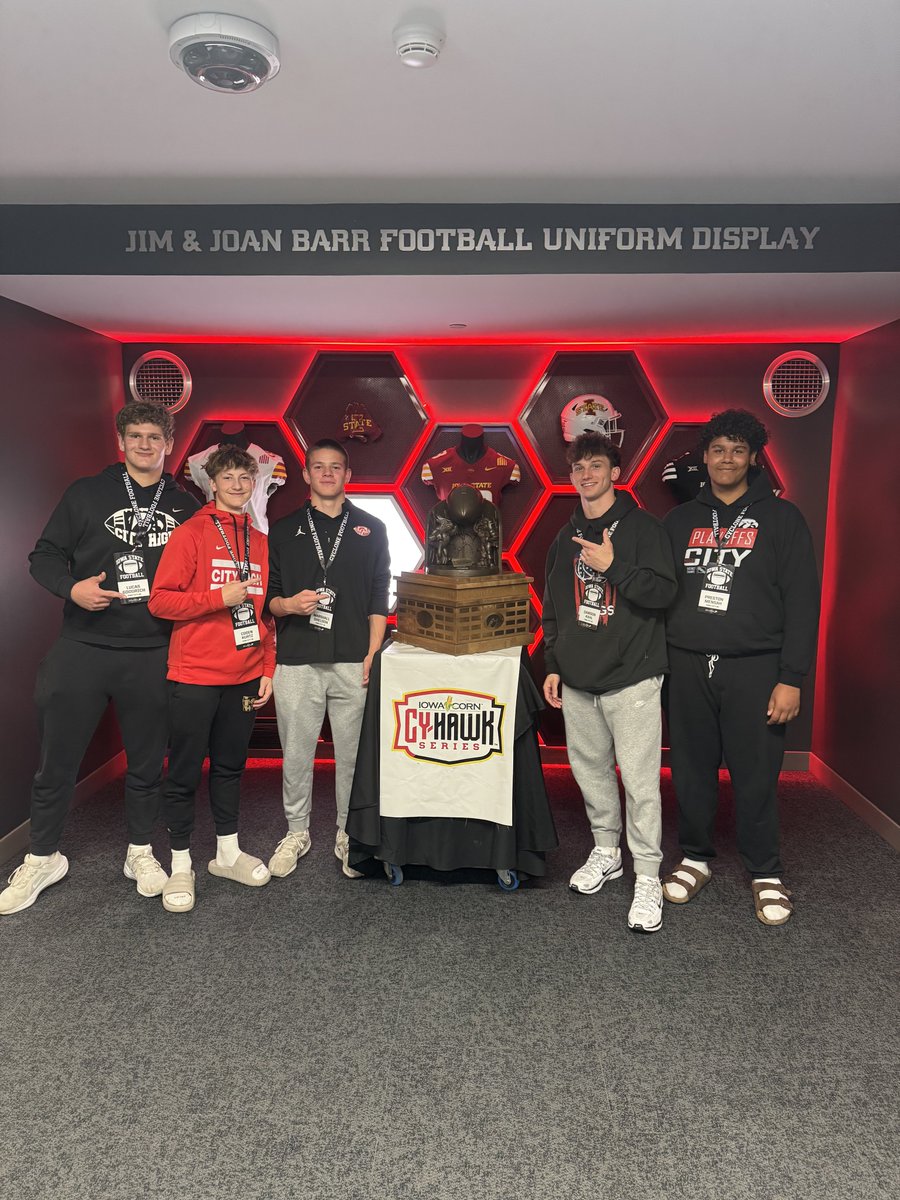 Little Hawks in Cyclone territory  👀

Outstanding experience for our student-athletes‼️

#iahsfb x #TheSTANDARD