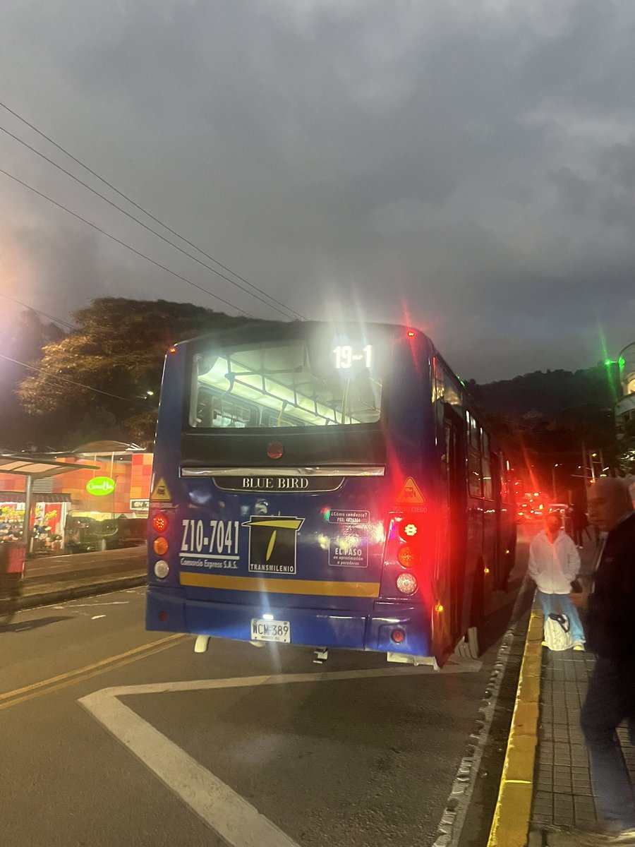 erikadelgado's tweet photo. Además se ponen de acuerdo entre ellos y en la tarde, se demoran hasta 40 minutos en arrancar la ruta en Alcalá y las filas llegan a ser interminables. No hay nada de respeto por el usuario. Lástima que un servicio que puede ser bueno, se lo tiren así. https://t.co/rx1iyUu0T5