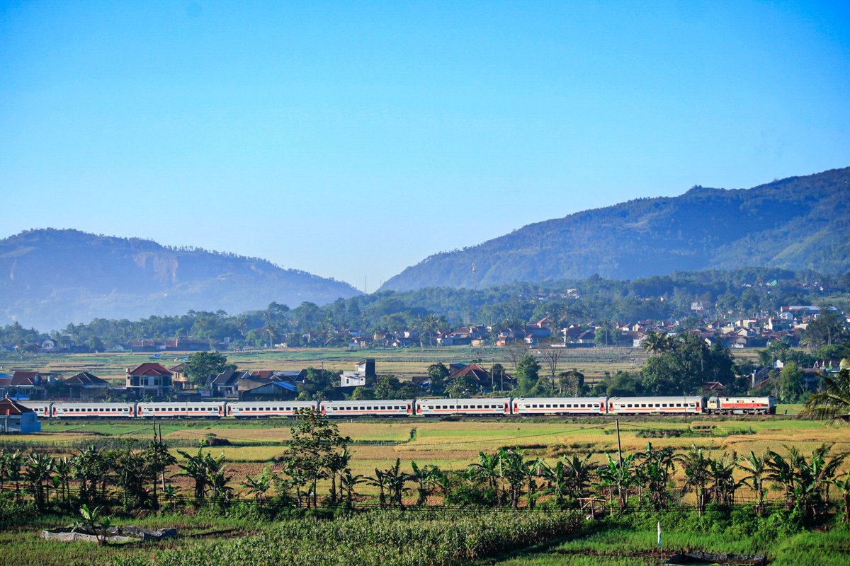 Morning Vibes Kadungora leles Garut Jawa Barat

<a href="/KAI121/">Kereta Api Indonesia</a> <a href="/keretaapikita/">Kereta Api Kita</a> <a href="/argothrottle/">Argo Throttle</a> <a href="/jurnalrailfans/">Jurnal Railfans Media</a> <a href="/semboyan35com/">semboyan35™ Indonesian Railfan</a> <a href="/instrail_id/">Instrail</a> <a href="/garut_railfans/">Garut Railfans</a> <a href="/asmaraism/">Asmara</a> <a href="/mas_didiek/">Didiek Hartantyo</a> <a href="/kabarpenumpang/">KabarPenumpang</a>