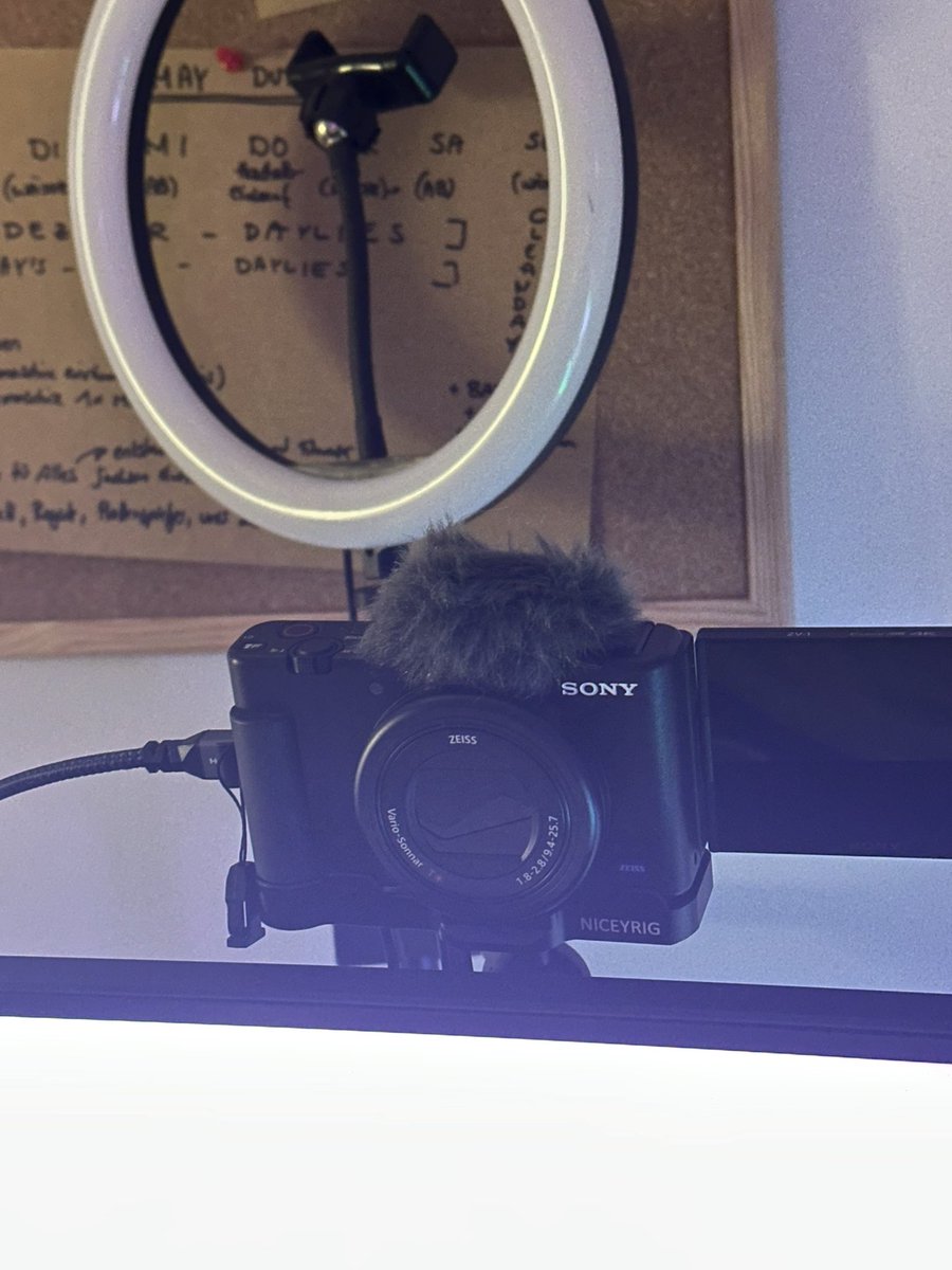 Ab heute gibt’s mich auf Twitch in scharf ᕦ(ò_óˇ)ᕤ
( stepping up my streaming game =u=)