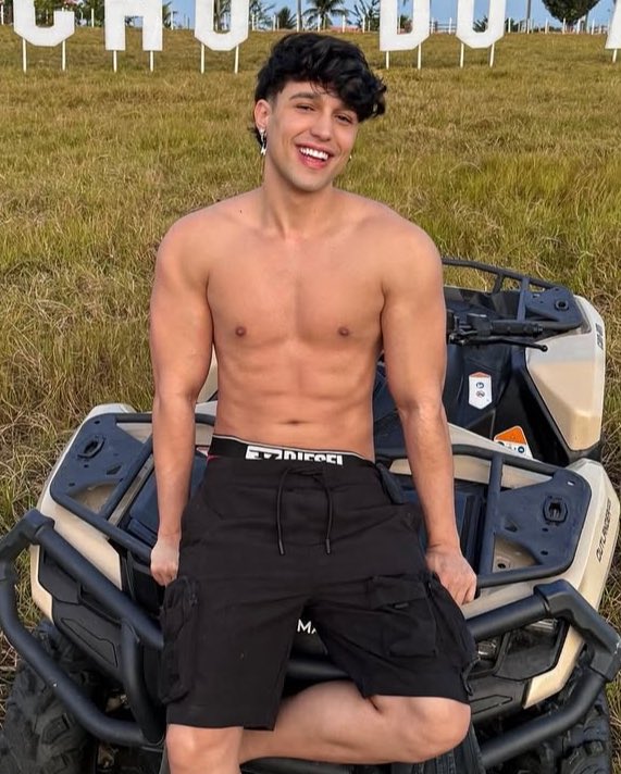 QGdoPOP's tweet photo. Gregory Kessey fez um desabafo sobre sua bissexualidade:

“Foi eu me assumi bi que mulher nenhum mais flerta comigo, antes de eu falar sempre rolava uns flerte, direct cheio de mulher, agora? Sumiu tudo. bissexualidade só vale pra mulher né, homem não pode”. https://t.co/XmqHUgpJwQ