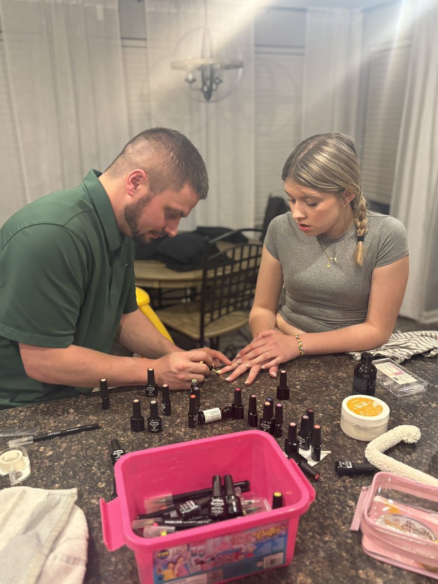 KELSCROWE's tweet photo. Girl dad things 💁‍♀️ https://t.co/Gy6gujg8wz