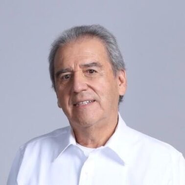 marioaguilera4's tweet photo. Sergio Campos Ulloa. Con 50 años de radio, cuelga los audífonos, quien  nos despertó cada mañana con rigor, respeto y verdad en Cooperativa. Un orgullo haber compartido con él en la Corporación cuando yo era un pollito. Hoy Premio Nacional de Periodismo. Maestro, mil gracias. https://t.co/XtG9eGduw7