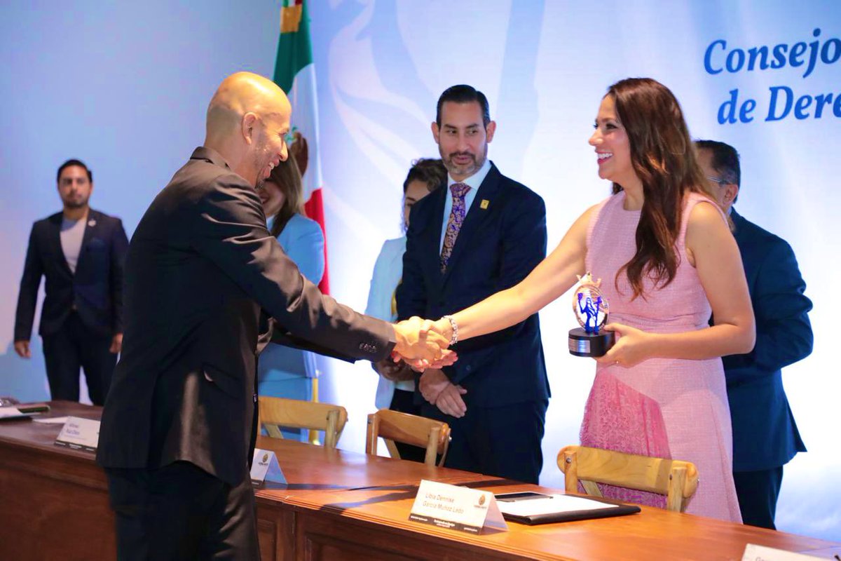 Hoy presentamos el Informe Anual del Consejo Estatal de Protección a Personas Defensoras de Derechos Humanos y Periodistas. 
Con la Gobernadora <a href="/LibiaDennise/">Libia Dennise</a> refrendamos el compromiso con ambas vocaciones, que son pilares para la libertad y el desarrollo de Guanajuato.