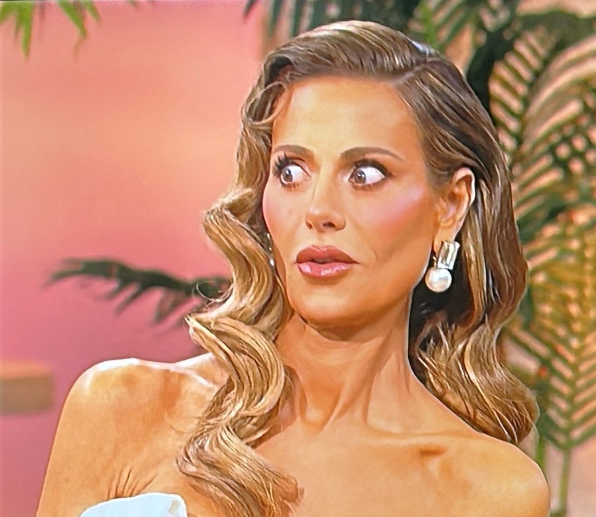 OolaFanForever's tweet photo. No. Dorit isn’t fake, at all. Good grief, the #foxforcefive alliance is one for the books because these ridiculous women really hate each other. #RHOBH #Bravo Dorit is so fake even Taylor Armstrong seems genuine by comparison. Ugh.
😫🤢💔 https://t.co/lL767xGVJr