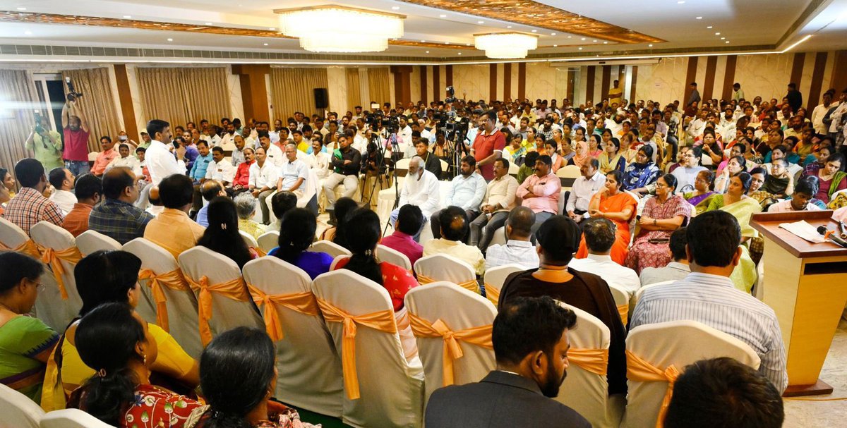 SPOUSE_FORUM's tweet photo. ఉమ్మడి రంగారెడ్డి మరియు హైదరాబాద్ జిల్లాలో ఈరోజు జరిగిన రెవెన్యూ ఉద్యోగుల ఆత్మీయ సమ్మేళనంలో..!!

TGEJAC చైర్మన్  వి.లచ్చిరెడ్డి గారు https://t.co/xfS76x1wAi