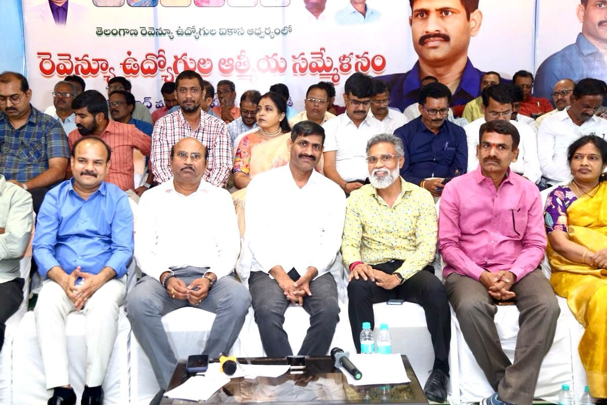 SPOUSE_FORUM's tweet photo. ఉమ్మడి రంగారెడ్డి మరియు హైదరాబాద్ జిల్లాలో ఈరోజు జరిగిన రెవెన్యూ ఉద్యోగుల ఆత్మీయ సమ్మేళనంలో..!!

TGEJAC చైర్మన్  వి.లచ్చిరెడ్డి గారు https://t.co/xfS76x1wAi