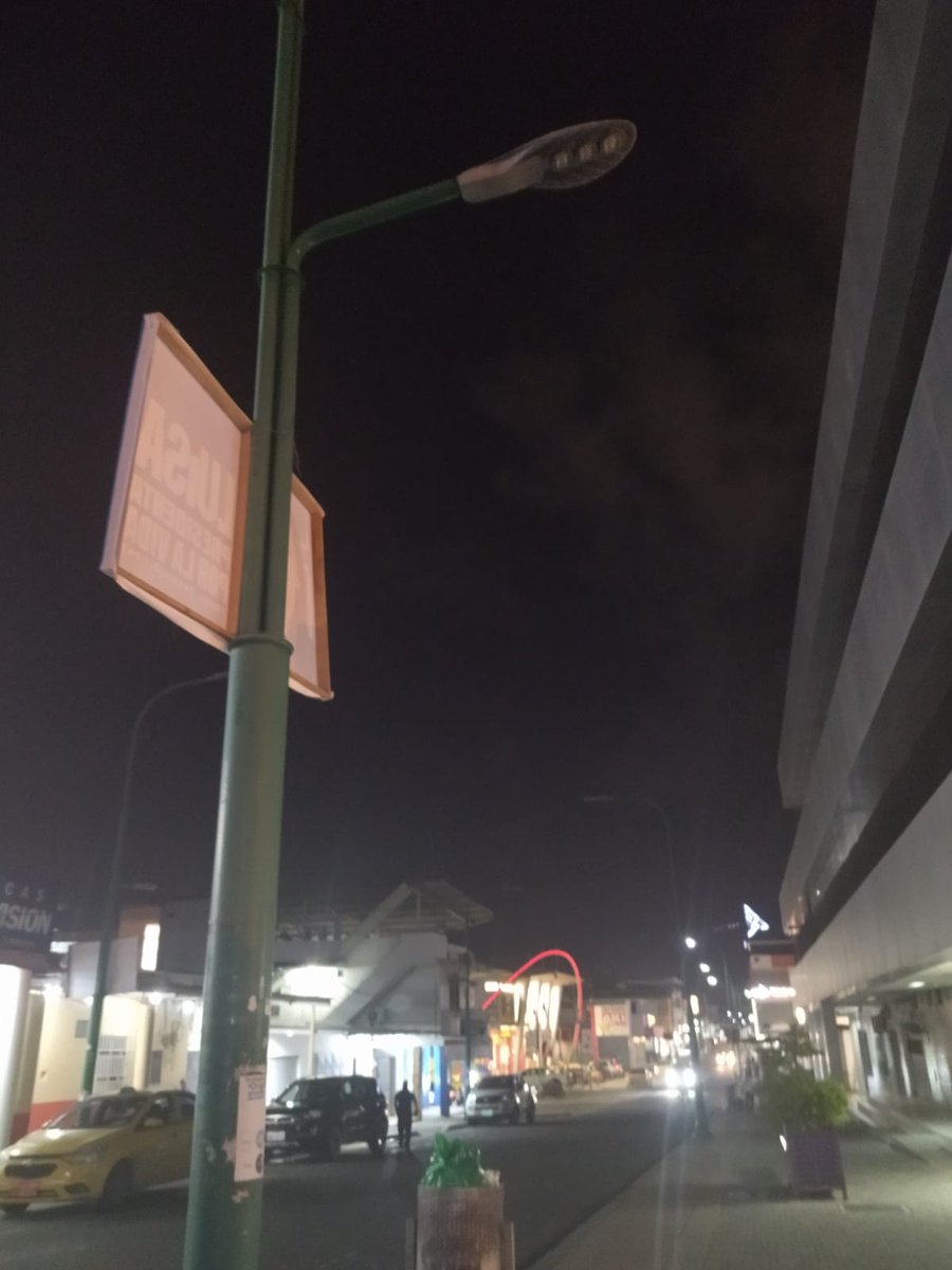 JENIKATD's tweet photo. Señores @servicioscnelep  me parece inconcebible  tanto que cobran por alumbrado público y ya perdí la cuenta de cuántos días llevamos en penumbras. No es un solo poste son 2 cuadras completas sin alumbrado público. https://t.co/pOYcLSM4sD