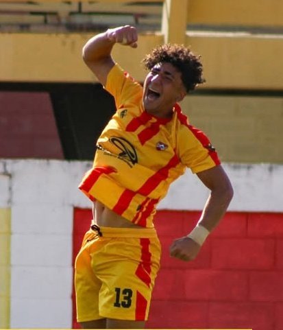 CentralDefensor's tweet photo. Por cierto, el otro hijo de "Pequeño" Rondón, llamado Alexánder Rondón Maneiro, juega en el @AraguaFC y lleva 2 goles en 2 fechas ⚽️🇻🇪🔥 #FUTVE #Vinotinto #FVF #VenEx #Venezuela #Fútbol https://t.co/i8RtTUPM3t