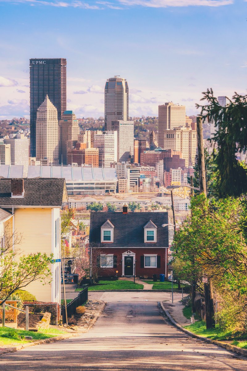 Another view from last night in #Pittsburgh, and one that I've been trying to capture for years but just never really like how it came out...until now. I had to clear out some power lines to clean up the view, but I just love the combination of Fineview and the city.