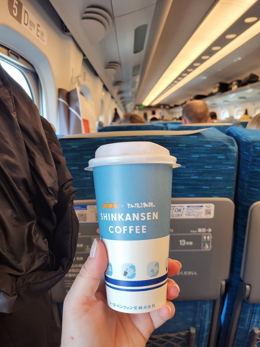 M_is_for_Magic_'s tweet image. Such a tourist...❤️🚅
#shinkansen
#drinkansen🫣