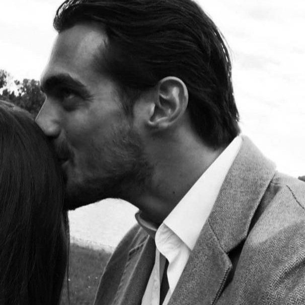 lendopaixao's tweet photo. “— Blake, não precisa fingir que se importa. Isso é apenas um acordo, você não precisa fingir até quando estamos sozinhos.

— Mas eu me importo, Scarlett. Eu me importo com você.” https://t.co/zMRTtFWwwv
