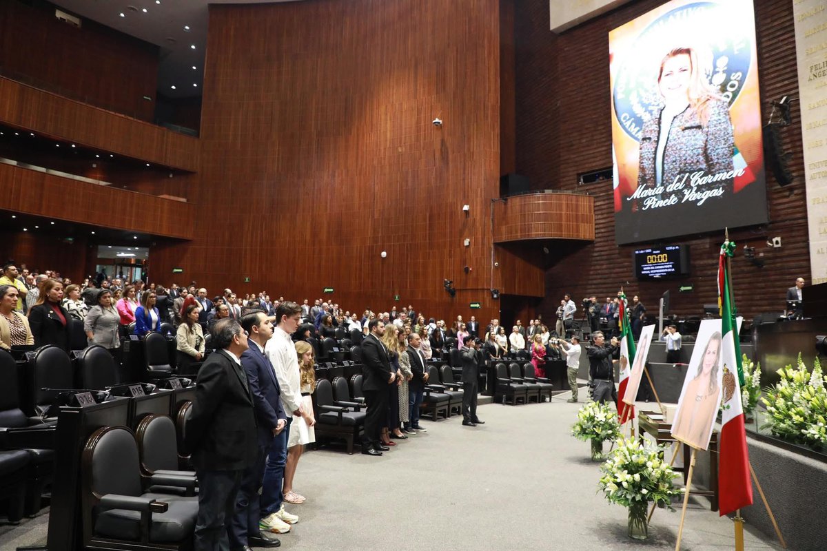 julioc_moreno's tweet photo. En la @Mx_Diputados despedimos con profundo respeto a nuestra compañera María del Carmen Pinete Vargas. Una mujer comprometida, íntegra y con una vocación de servicio que deja huella.

Su memoria y legado seguirán presentes en nuestra labor diaria. Descanse en paz. 🕊 https://t.co/JHaGgWF0LL