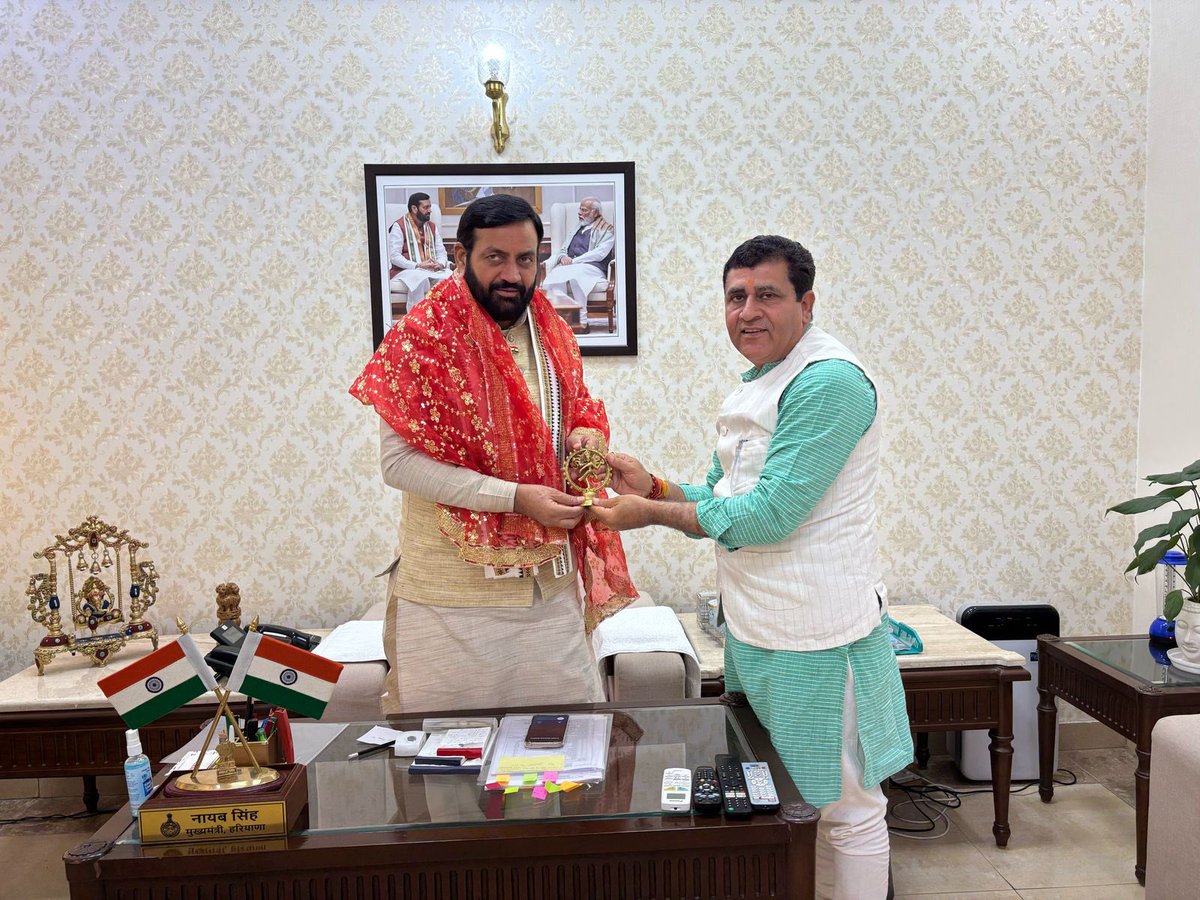 विश्व स्वास्थ्य दिवस पर हरियाणा योग आयोग के अध्यक्ष डॉ. जयदीप आर्य ने मुख्यमंत्री श्री नायब सिंह सैनी जी से भेंट की।  
मुख्यमंत्री जी ने योग, प्राकृतिक चिकित्सा व आयुष पद्धति को प्राथमिकता देने और जमीनी स्तर पर लागू करने का आश्वासन दिया।  
आयुष विभाग को निर्देश भी दिए गए।