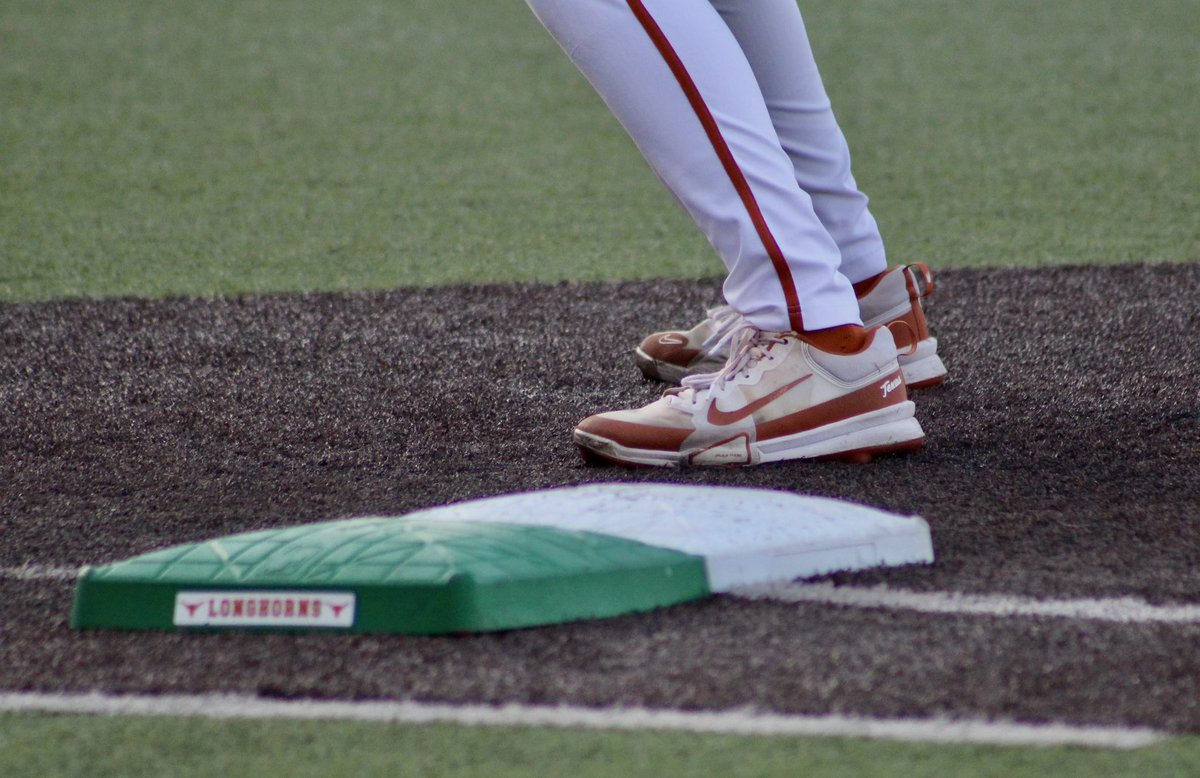 abbysaenztv's tweet photo. The Longhorns end the fourth inning leading Houston Christian University by 7🤘🏼

Texas 9 : HSU 2 | E4

#texaslonghorns #hookem #ncaabaseball https://t.co/rbdLg4pPcX