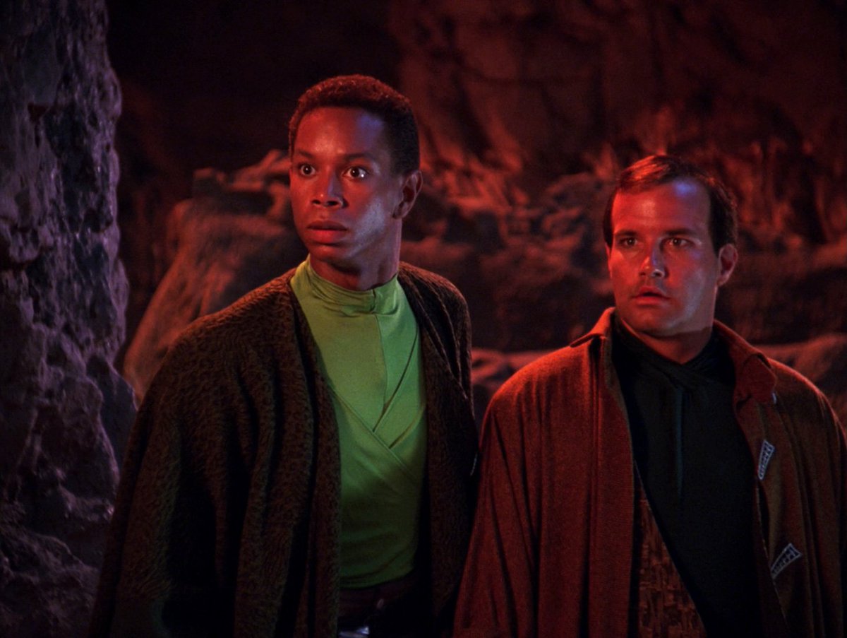 JanelleWaz's tweet photo. Data lands on a planet of Jedi cosplayers. #TNG #TheEnsignsOfCommand #allstartrek https://t.co/pLrwU5DpfK
