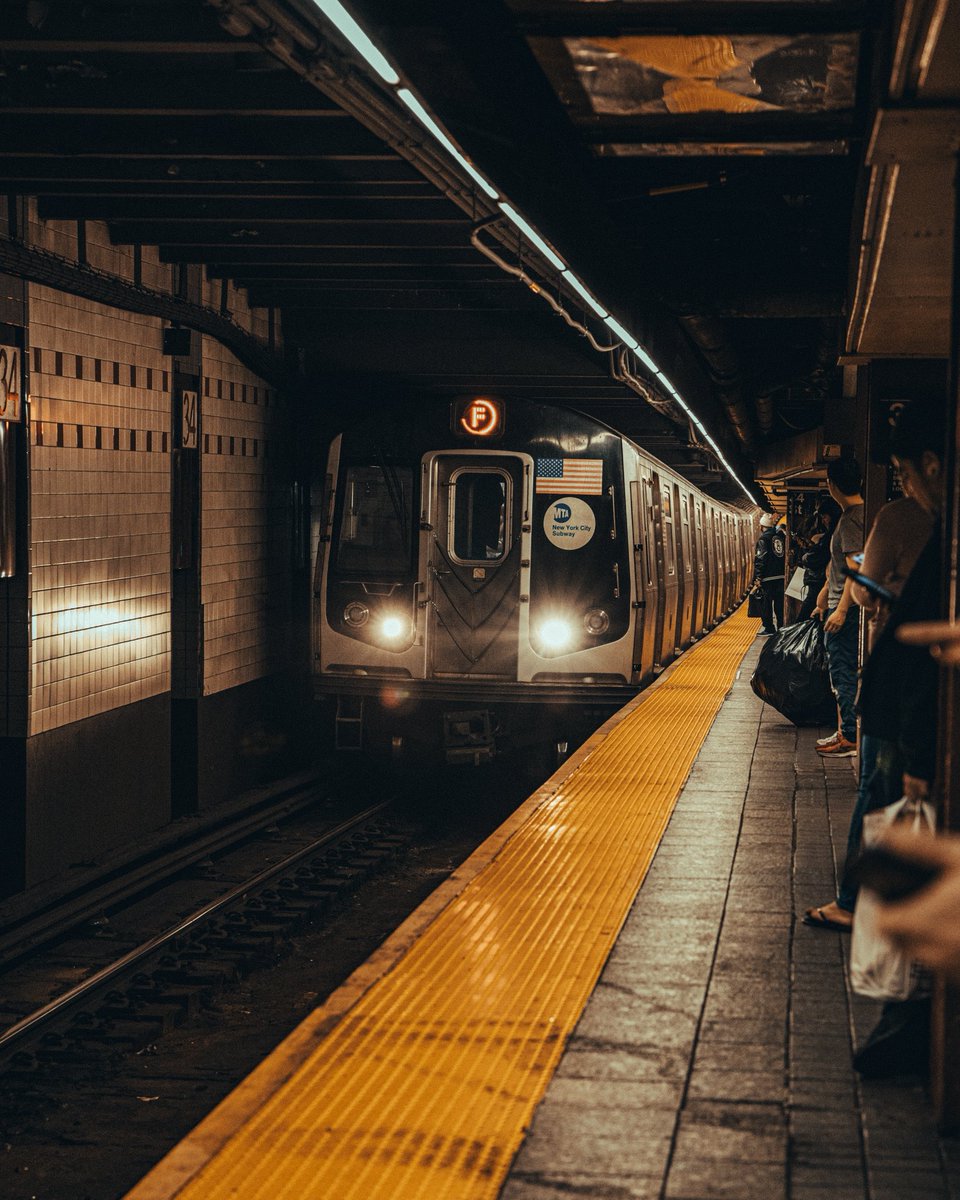 _blizzi's tweet photo. On the move 🚊🚶🏽
.
.
.
.
.
Follow me on IG @_blizzi

#nyctones #moody_tones #tonesofnyc #moodygram #what_I_saw_in_nyc #nycprimeshot #agameoftones #ig_nycity #newyork365 #ny_shooters #travelnyc #likenewyorkcity #newyork_feature #nycprimeshots https://t.co/SVBi7y3nxu