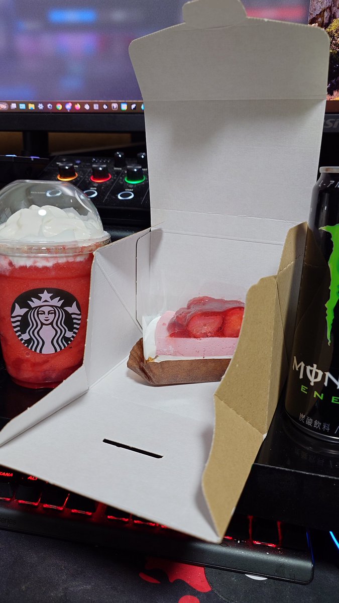 ittoku_ymca's tweet photo. 連夜勤お疲れ様ってことでね

ご褒美のTHE苺フラペチーノとストロベリータルトです。

横にあるモンスターは通常営業です(笑)

#スターバックス https://t.co/3NgztBffmn