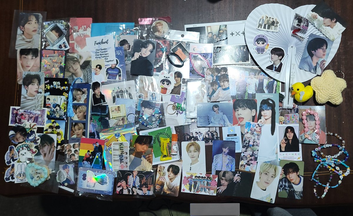 seleneoflife's tweet photo. Olvide subir la foto con los freebies que me regalaron de TXT gracias, los voy usar todos 🩵💙🤍
TXT CEREMONIA HEADLINERS
#투모로우바이투게더 #TXT #TXTinMexico #TXTenAXE #MOAXE #MoAxeTeca https://t.co/Ki1O0golyR