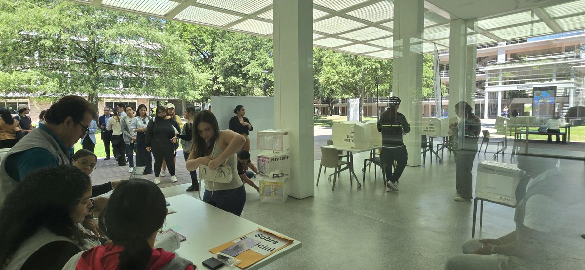 AaronFdez42's tweet photo. Hoy, VE, VCEyEC, SE y CAE de la Junta 02 fuimos al Tec de Monterrey, Campus MTY, en apoyo a la Junta Local y Consejo Local del INE en Nuevo León, a una Jornada de Sensibilización.

Montamos el modelo de casilla seccional e invitamos a estudiantes a participar en este simulacro. https://t.co/2Yi68Gw1SU