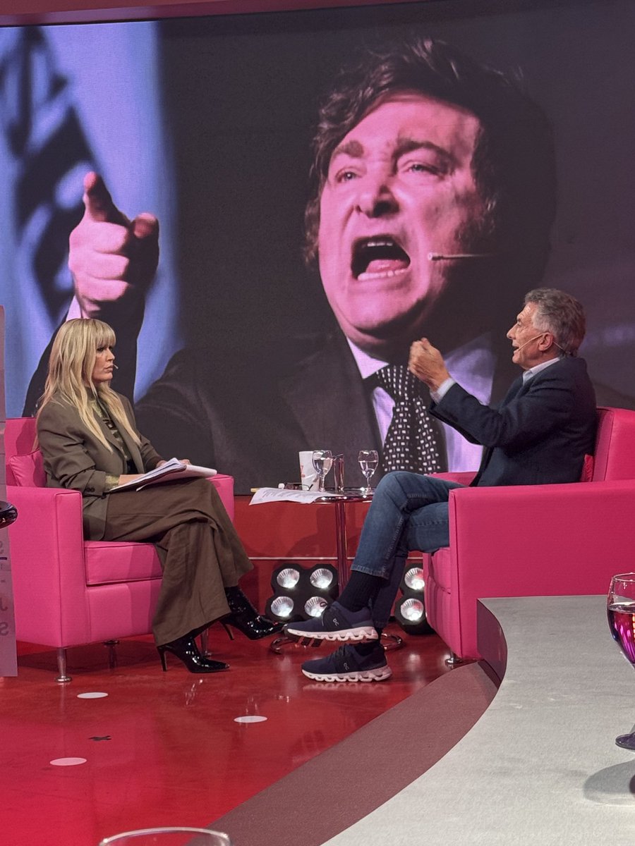 gabruzo's tweet photo. Como les dolió esta foto de Viviana Canosa @vivicanosaok y Mauricio @mauriciomacri a los libertarios con el psiquiátrico de fondo!!! https://t.co/DbrgZn109h