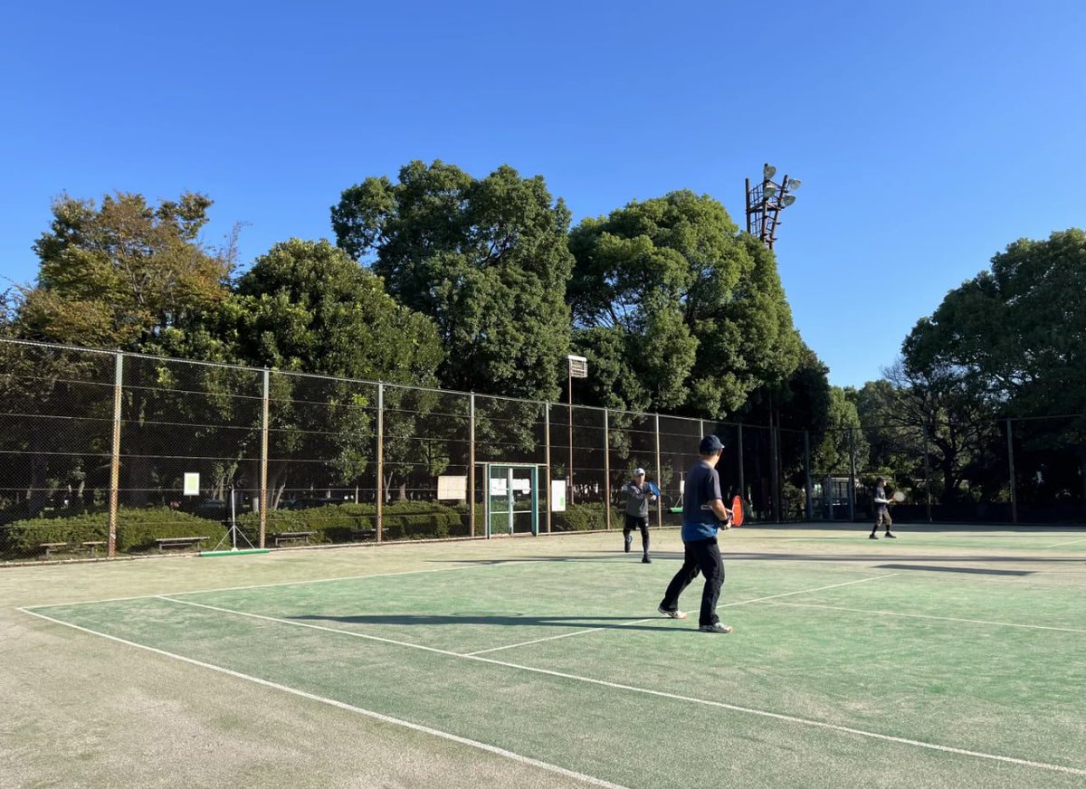 🏞️日差しが心地よいテニスコートで、情熱と活力溢れるひと振り！🎾
