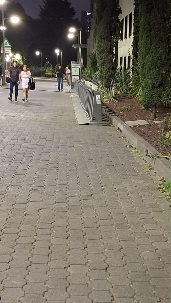Hind_Disaster's tweet photo. @ecobici segundo día reportando que en las estaciones de Los Pinos cada vez es más complicado encontré bicis disponibles https://t.co/qzf8vybd0O