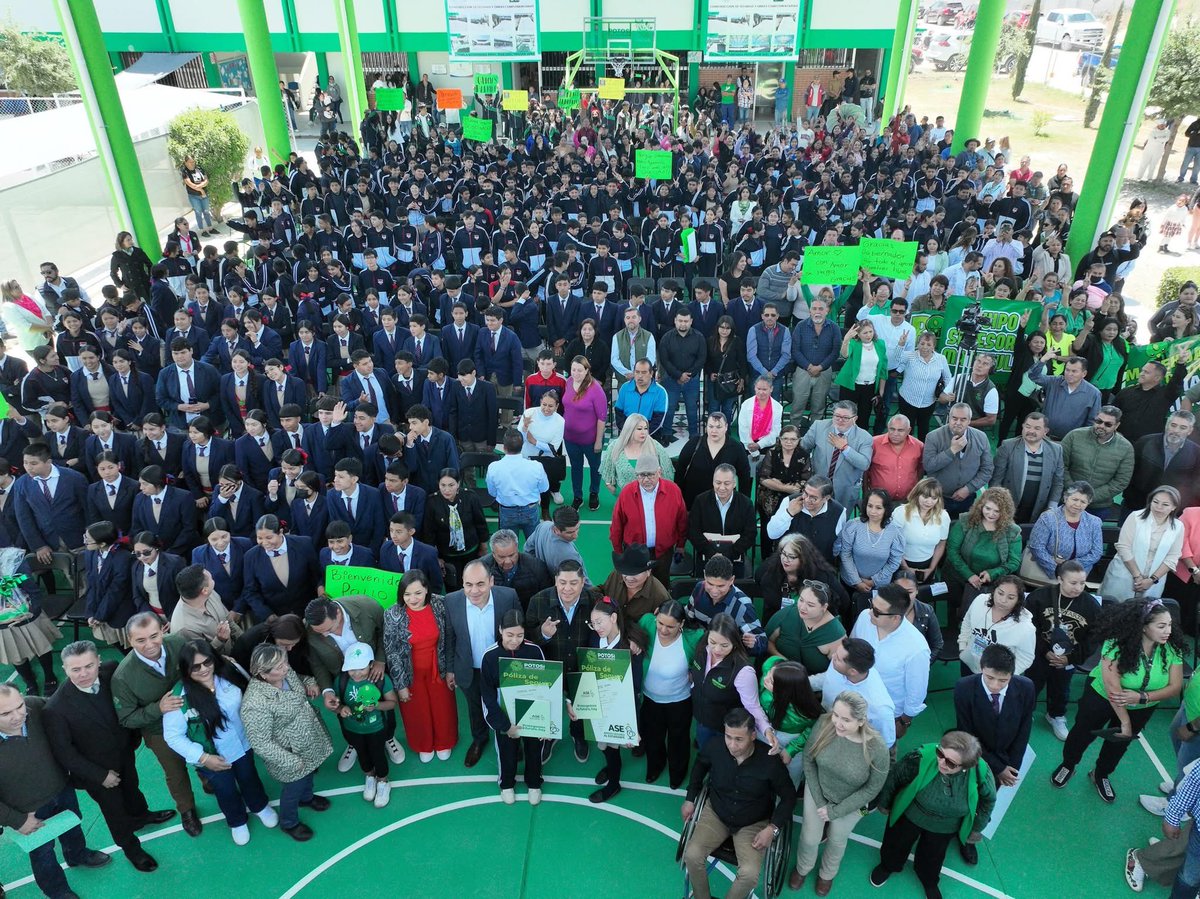RGC_Mx's tweet photo. Mis Ahijadxs de la Secundaria Prof. José Joel Tristán Vera en Matehuala ya podrán hacer actividades físicas al aire libre con el nuevo techo que les mandamos hacer, además les entregamos sus pólizas de seguro contra riesgos y accidentes, beneficiando a más de 200 estudiantes y maestros.