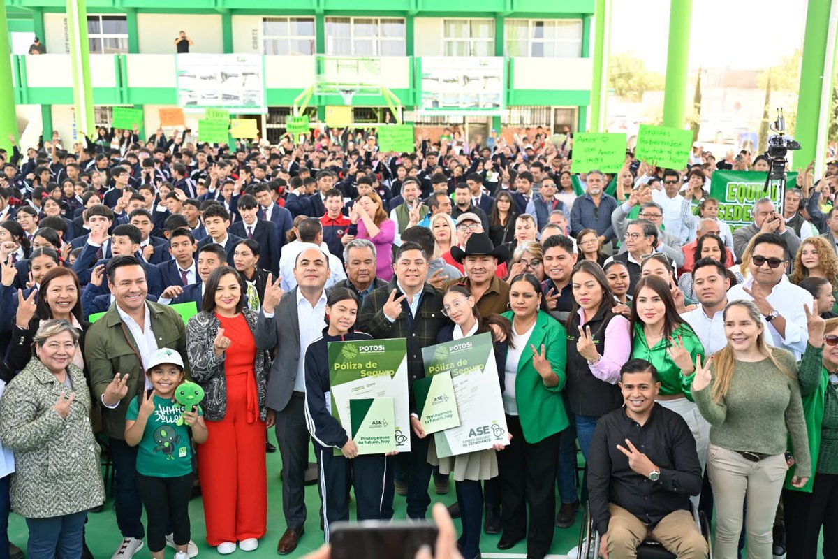 RGC_Mx's tweet photo. Mis Ahijadxs de la Secundaria Prof. José Joel Tristán Vera en Matehuala ya podrán hacer actividades físicas al aire libre con el nuevo techo que les mandamos hacer, además les entregamos sus pólizas de seguro contra riesgos y accidentes, beneficiando a más de 200 estudiantes y maestros.