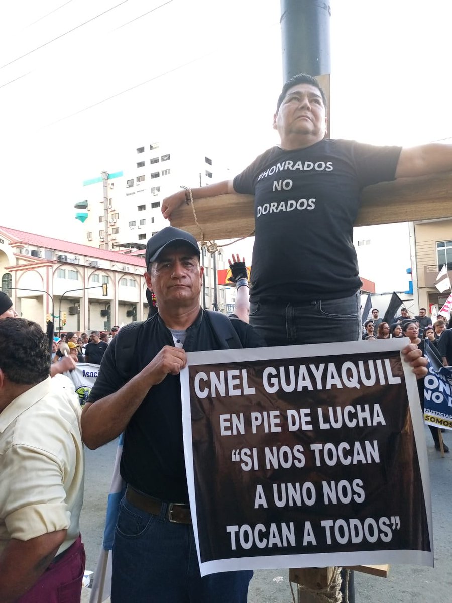 Seguimos 1.900 trabajadores con nuestro rol de pago en cero trabajando gratis varios meses, más de 90.000 ecuatorianos mueren d hambre y niños no estudian x orden de la ministra d electricidad, el señor <a href="/DanielNoboaOk/">Daniel Noboa Azin</a> nos ignora #yonogano13000 #honradosnodorados #trabajosinsueldo