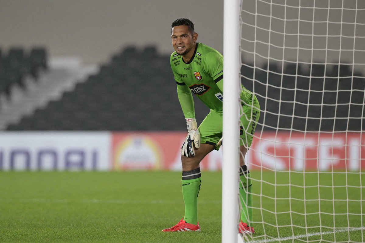 El culpable de que <a href="/BarcelonaSC/">BARCELONA S.C.</a> no esté perdiendo el partido, que porterazo que es Contreras