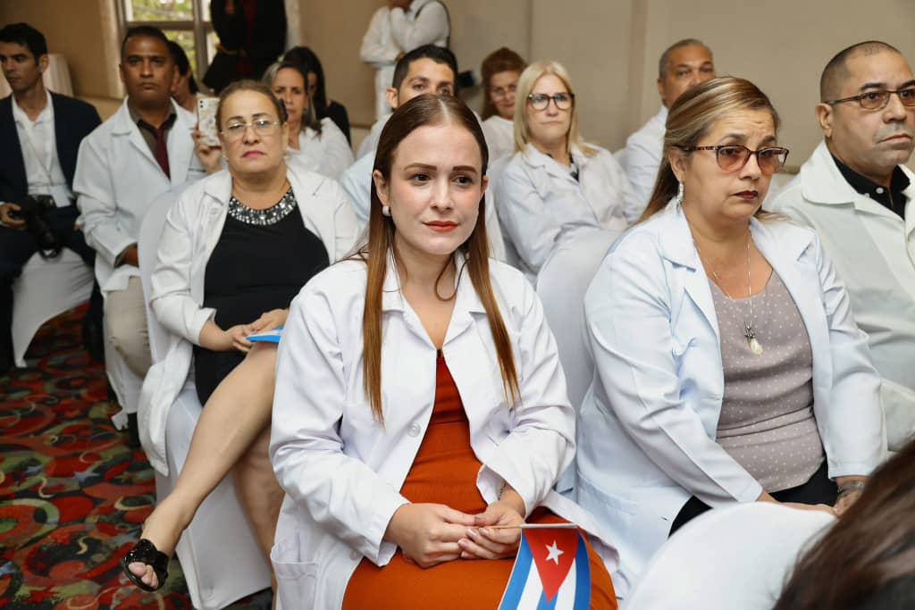 Acompañé al Presidente <a href="/DiazCanelB/">Miguel Díaz-Canel Bermúdez</a> en encuentro con cooperantes de #Cuba en #Honduras, miembros de la solidaridad y personal de <a href="/EmbaCubaHN/">Embajada de Cuba en Honduras</a>.

Se les agradeció por la labor abnegada en apoyo y defensa del pueblo cubano y se manifestó un alto compromiso con la Patria.