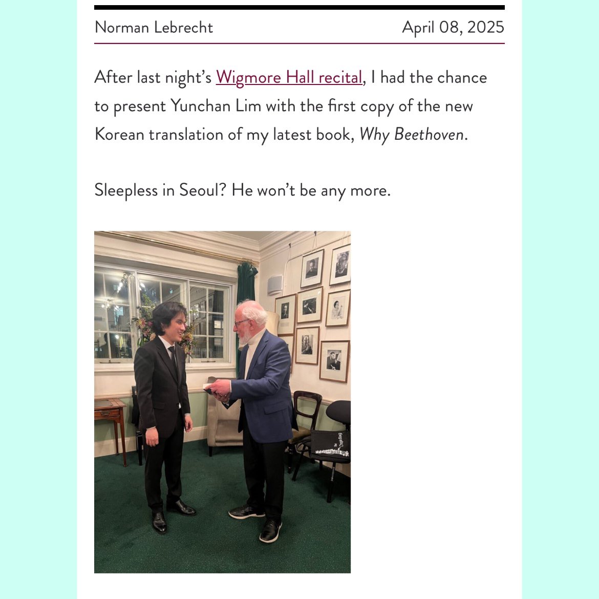 ★임윤찬, 『왜 베토벤인가』를 만나다

4월 7일 영국 위그모어 홀에서 임윤찬 님의 연주회가 있었습니다. 그날 공연이 끝난 후 노먼 레브레히트와 임윤찬 님이 짧은 만남을 가졌는데요. 그때 레브레히트 선생이 임윤찬 님에게 에포크의 신간 <왜 베토벤인가>의 한국어판을 선물했습니다. 독서광