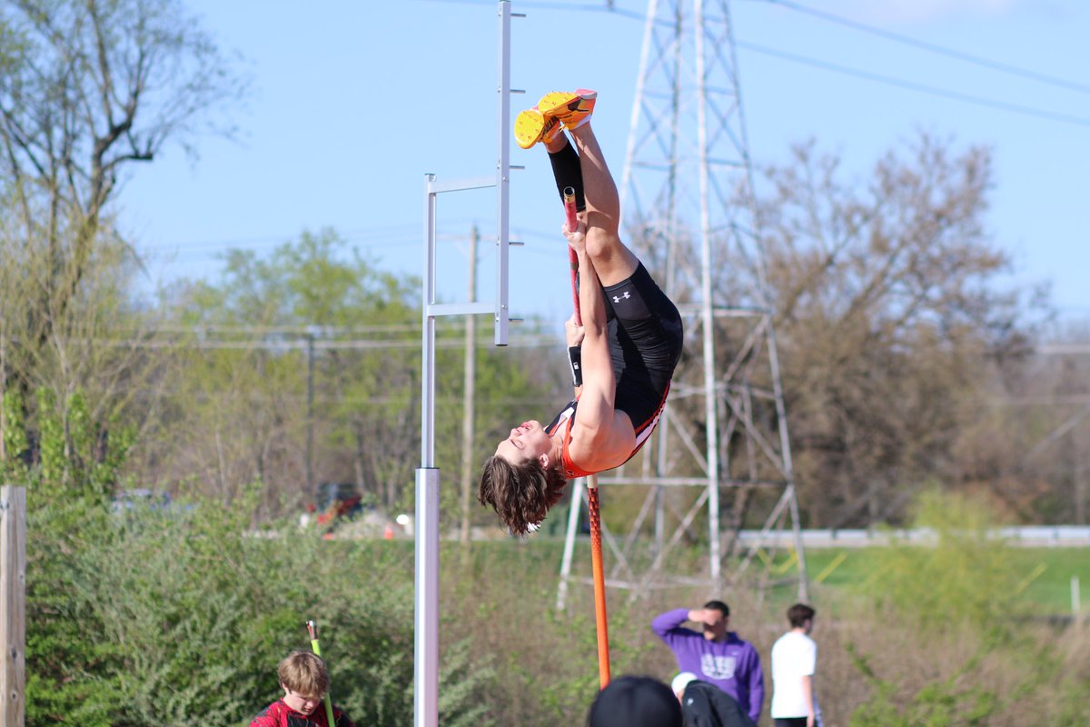 TrackEHS's tweet photo. PV | Freshman Parker Owens breaks another meet record clearing 4.60m (15-1) and also breaks the outdoor freshman and FS school record. Parker is currently ranked #1 IL 3A https://t.co/hiBAvLzfd0