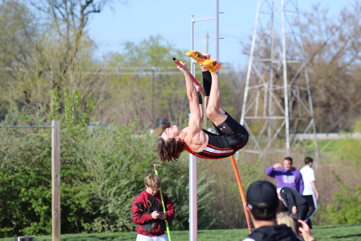 TrackEHS's tweet photo. PV | Freshman Parker Owens breaks another meet record clearing 4.60m (15-1) and also breaks the outdoor freshman and FS school record. Parker is currently ranked #1 IL 3A https://t.co/hiBAvLzfd0