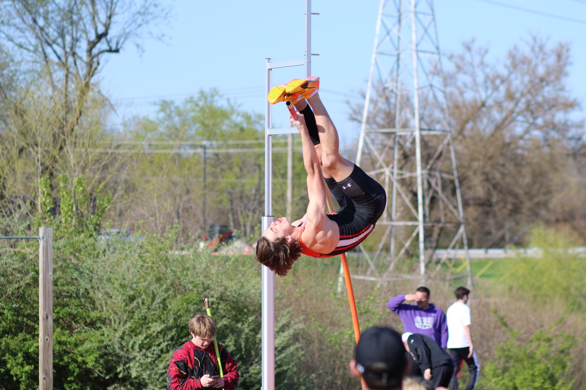 TrackEHS's tweet photo. PV | Freshman Parker Owens breaks another meet record clearing 4.60m (15-1) and also breaks the outdoor freshman and FS school record. Parker is currently ranked #1 IL 3A https://t.co/hiBAvLzfd0