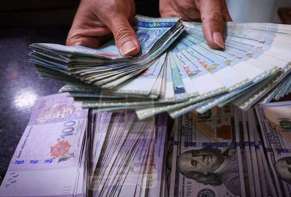 Ringgit melemah lagi hari ni berbanding dolar AS. Pasar sentiasa tak menentu akibat perang tarif antara negara-negara besar.  Nasib baiklah kita ada simpanan stabil untuk masa depan.

#Ringgit #DolarAS #PerangTarif