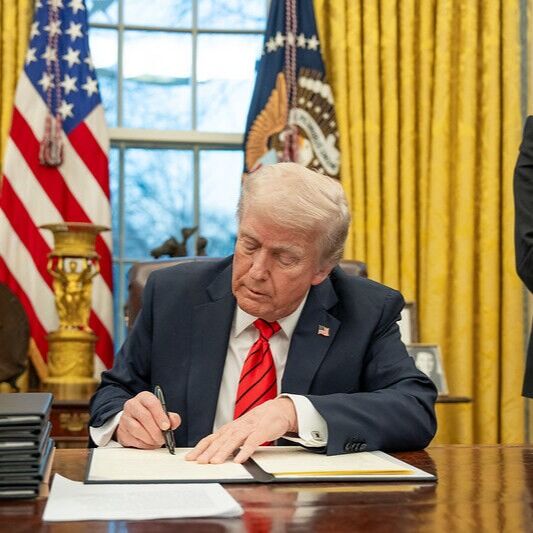 π‘"Trump aumenta i dazi sulle importazioni dalla Cina al 104%: nuove tensioni commerciali in arrivo"