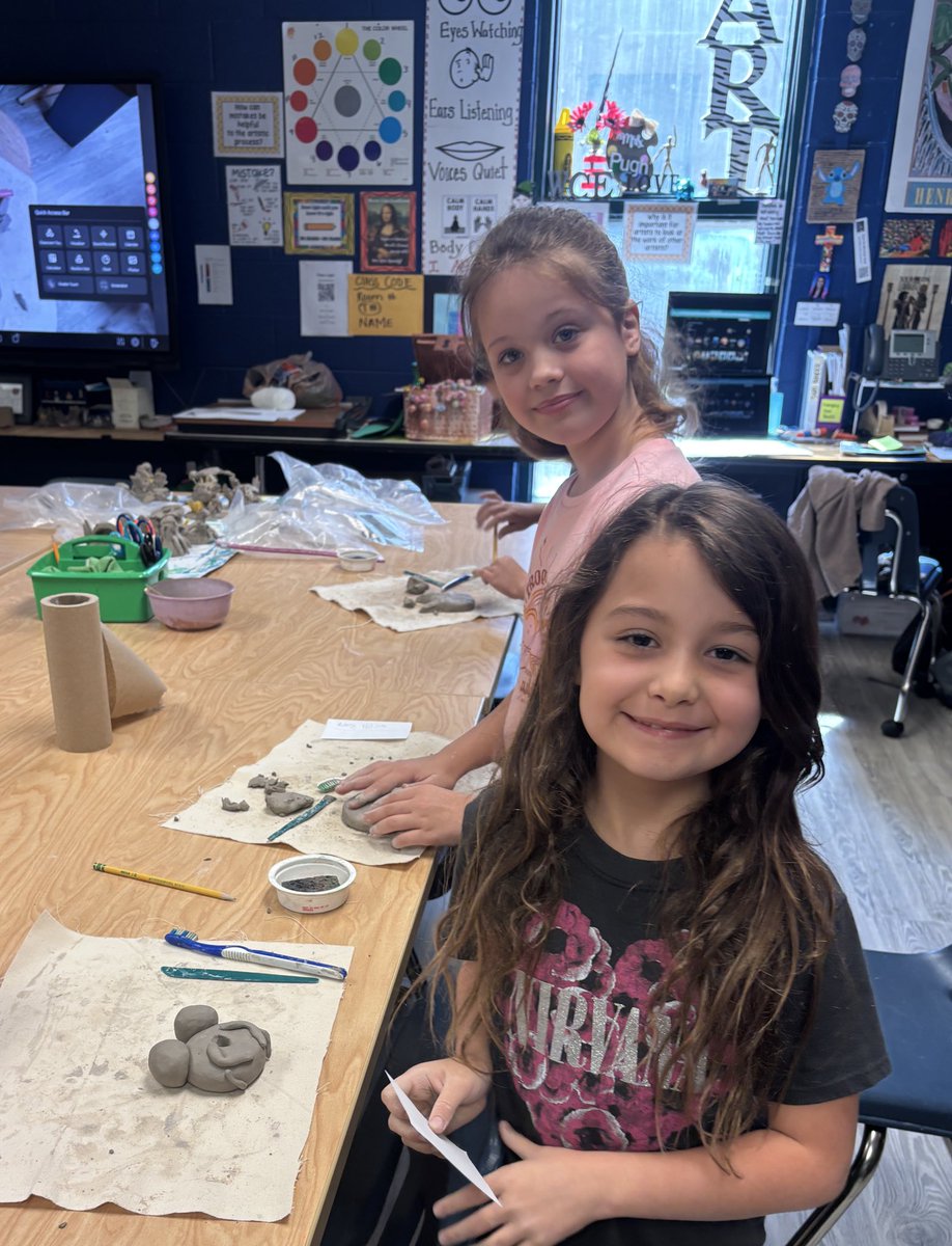 kpughstudio's tweet photo. Clay Day is always a treat! Time flies when youโre having fun๐๐ #AdventuresintheArtLab #HumbleISDArtists #IgniteYourCreativity @HumbleISD_WCE @VisualArtHumble @HumbleISD_Arts https://t.co/t2uG1r5jFa