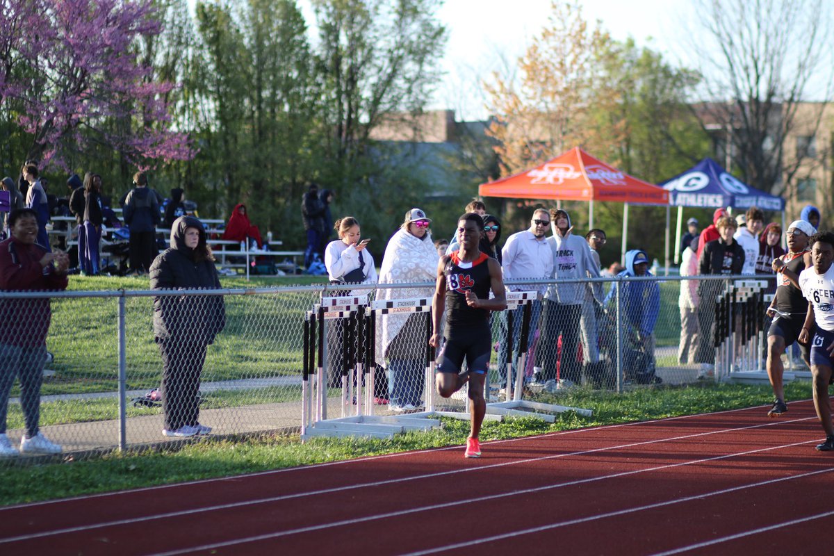 Freshman Damon Davis places🥈in the 200m dash (23.42) from lane 8.