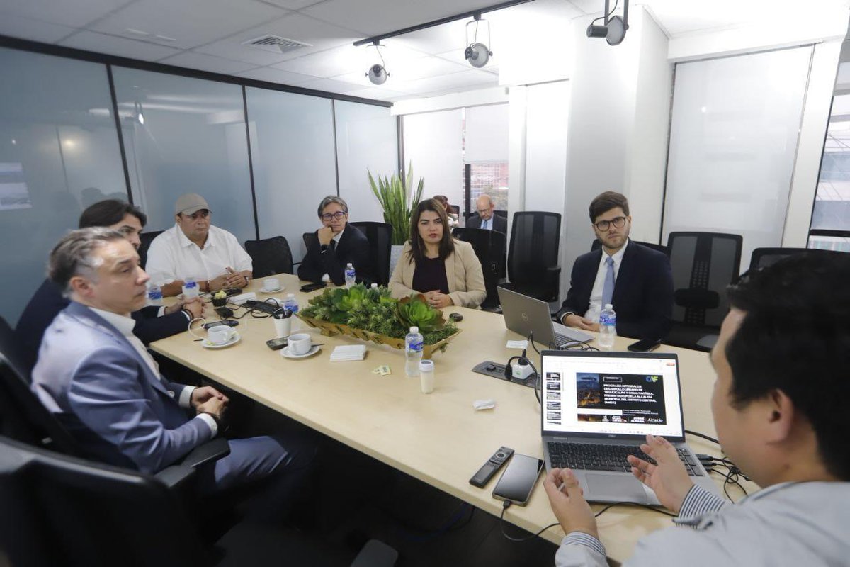 CAF (@agendacaf) on Twitter photo 🇭🇳 Nuestro Vicepresidente de Programación Estratégica, @ChrisAsinelli, se reunió con el alcalde de Tegucigalpa, <a href="/JorgeAldanaB/">Jorge Aldana</a>, durante su visita a Honduras en el marco de la IX Cumbre de Jefas y Jefes de Estado de la CELAC.
En el encuentro abordaron temas clave para el 🇭🇳 Nuestro Vicepresidente de Programación Estratégica, @ChrisAsinelli, se reunió con el alcalde de Tegucigalpa, <a href="/JorgeAldanaB/">Jorge Aldana</a>, durante su visita a Honduras en el marco de la IX Cumbre de Jefas y Jefes de Estado de la CELAC.
En el encuentro abordaron temas clave para el