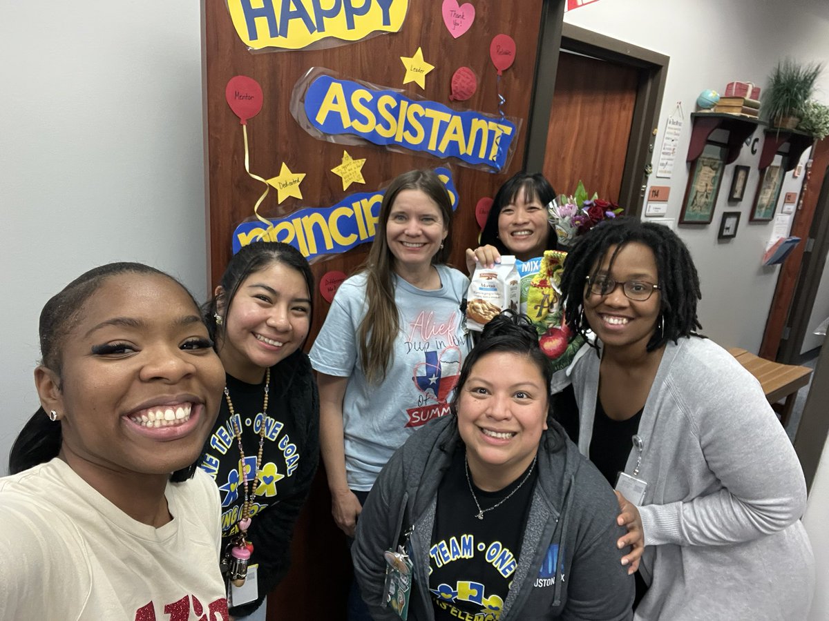 dtwong1997's tweet photo. Thank you @HicksTigers 2nd Grade Team for celebrating me today for National AP Week & for all my gifts—roses, snacks, @Cheesecake gift card! The crocheted kitchen towel from @_MrsLyn was a special touch! @asalazarhoutx @SuttonsCorner @AliefISD @MatturroMEd
#BlessedBeyondWords https://t.co/OkXyRl2206