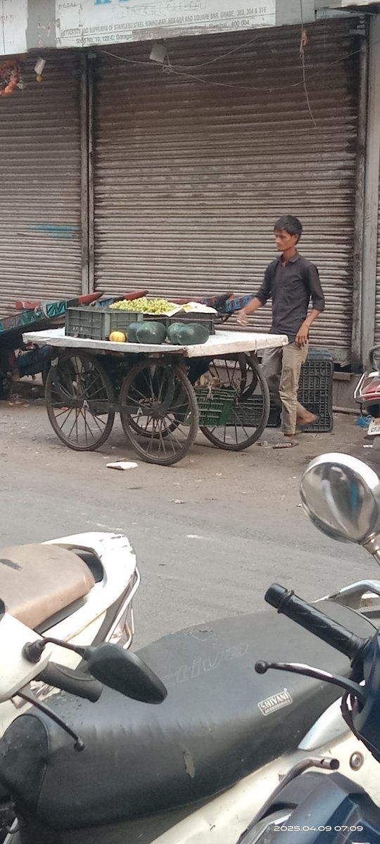 AdvocateNevil's tweet photo. @MumbaiPolice @mybmcWardD @mybmcWardD  daily nuisance by this fruit vendor come from last 5,6 days and arguing that do whatever you want no one can do anything to them https://t.co/0zavFO8g67