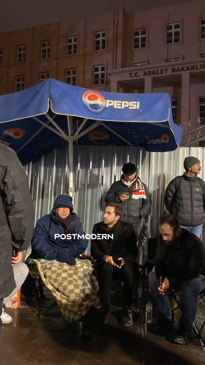 anlık, 04:40 | kaç yaşında adam… herkes sıcacık evlerinde uyurken o; yağmur, soğuk demeden adalet için nöbette… 298 arkadaşımız ve hukuksuzca tutuklanan İmamoğlu ve diğer siyasiler serbest bırakılsın diye, hak ve hukuk yerini bulsun diye, hepimizin hakkı için…

“biz razıyız”